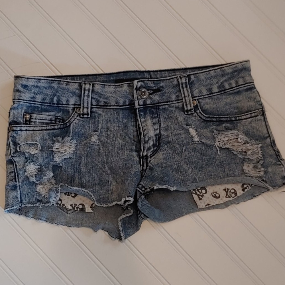 Light wash distressed peekaboo pocket skull shorts